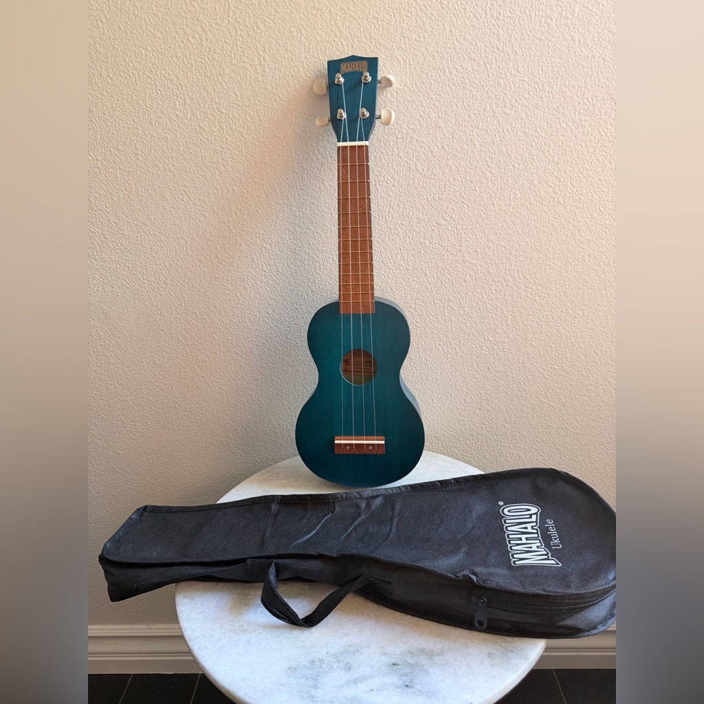 Mahalo Ukulele Aquilar Strings Trans Series Soprano Turquoise Mahalo Ukulele Aquilar Strings Trans Series Soprano Turquoise